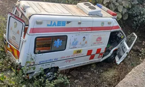 रायसेन में पलटी एंबुलेंस, मरीज समेत दो की मौत; ड्राईवर समेत तीन गंभीर घायल