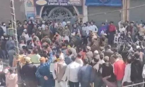 सीलमपुर में BJP ने लगाया बुर्के की आड़ में फर्जी वोटिंग का आरोप, मतदान केंद्र के बाहर भारी पुलिस बल तैनात