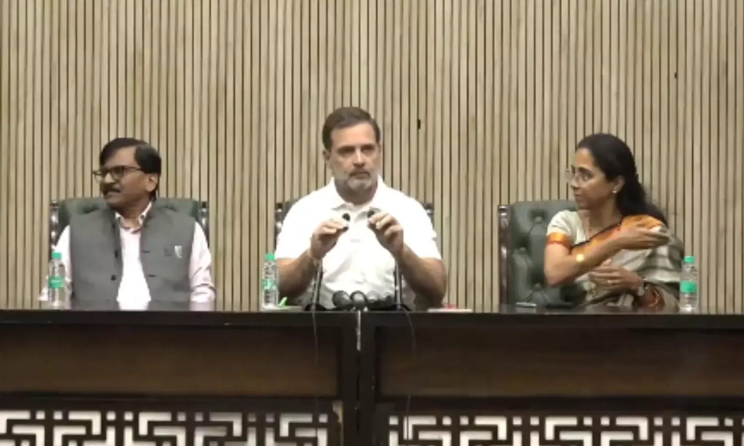 राहुल गांधी ने पूछा - वोटर्स कैसे बढ़े, संजय राउत बोले - चुनाव आयोग ज़िंदा है - तो जवाब दे