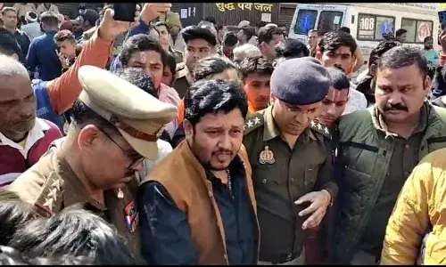 प्रसाद व्यापारी को पुलिस ने दौड़ा दौड़ा कर लाठियों से पीटा… प्रसाद व्यापारी को पुलिस ने दौड़ा दौड़ा कर लाठियों से पीटा…