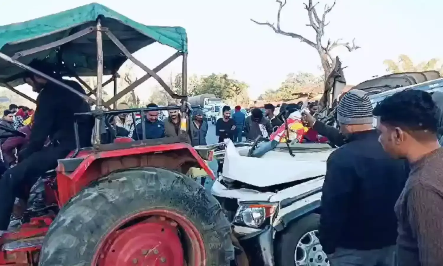 महाकुंभ से लौट रही बोलेरो की ट्रेलर से टक्कर, 4 श्रद्धालुओं की मौत, कई घायल