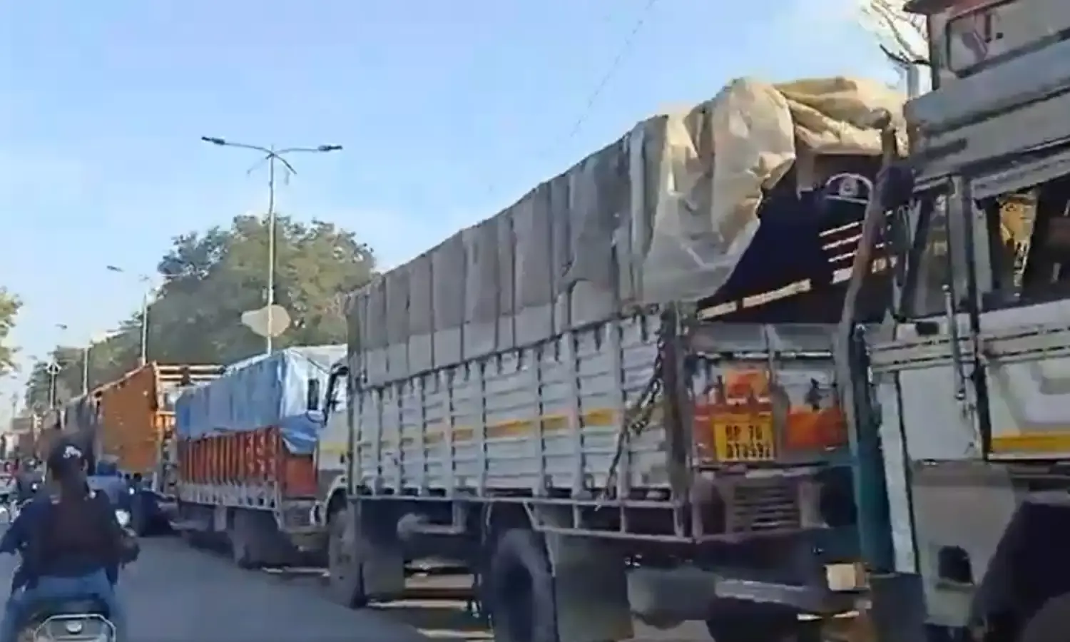 प्रयागराज आने वाले सभी रास्तों पर ट्रकों को खड़ा कर रोका ट्रैफिक, 50 किलोमीटर तक लगा जाम…