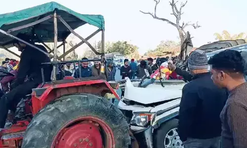 महाकुंभ से लौट रही बोलेरो की ट्रेलर से टक्कर, 4 श्रद्धालुओं की मौत, कई घायल