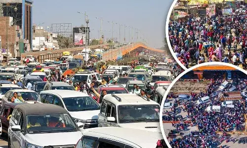 महाकुंभ में उमड़ी करोड़ों की भीड़, 20 किमी से ज्यादा लंबा जाम, भूखे-प्यासे हालत में दिखाई दिए श्रद्धालु