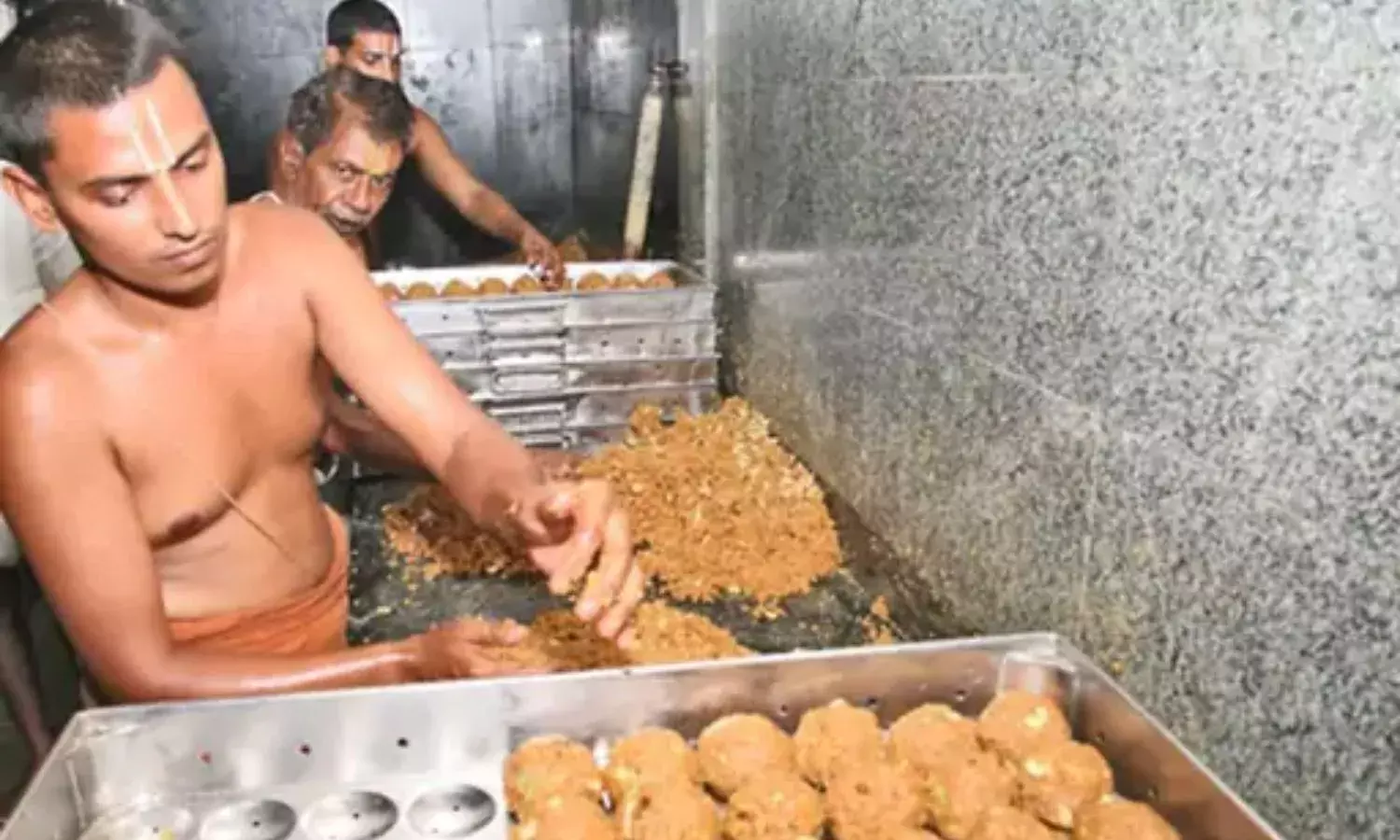 CBI ने 4 लोगों को किया गिरफ्तार, जानवरों की चर्बी मिलने का आरोप