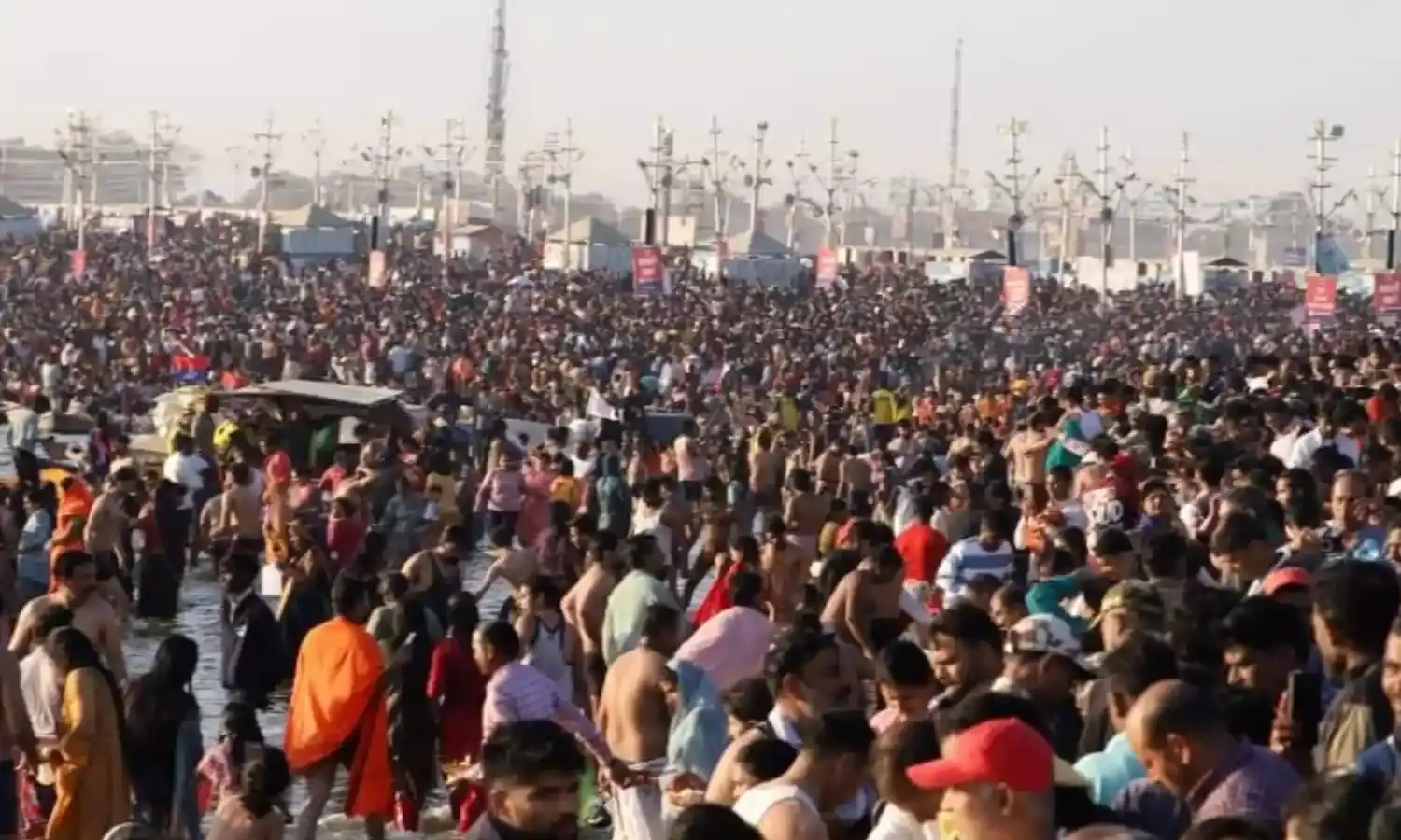 महाकुंभ में जाम से लोग त्रस्त, शादियां हो रही कैंसिल, अखिलेश यादव बोले - श्रद्धालुओं का पुरसाहाल कोई है क्या?