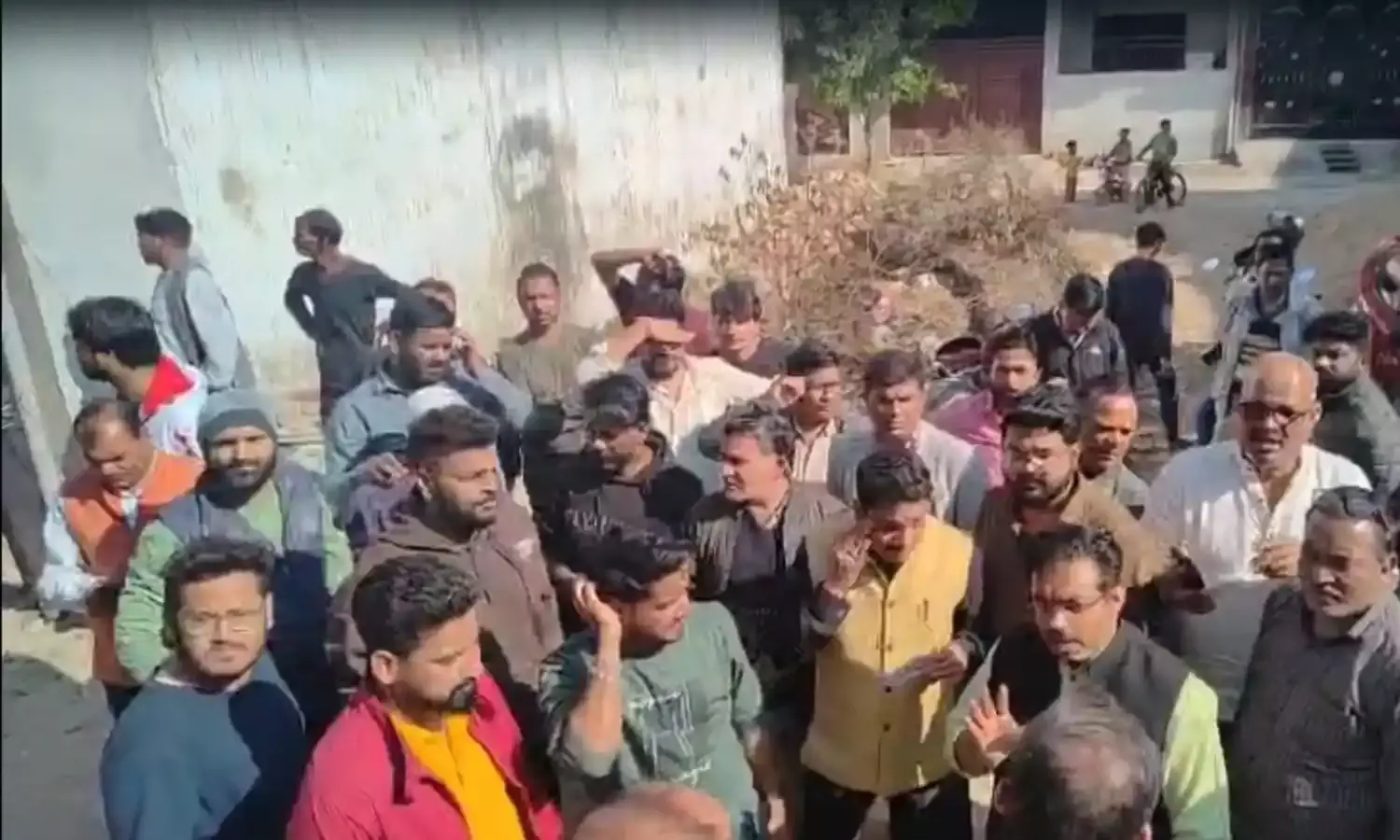 चर्च से बड़ी संख्या में हिरासत में लिए गए लोग, खूब हुआ हंगामा…