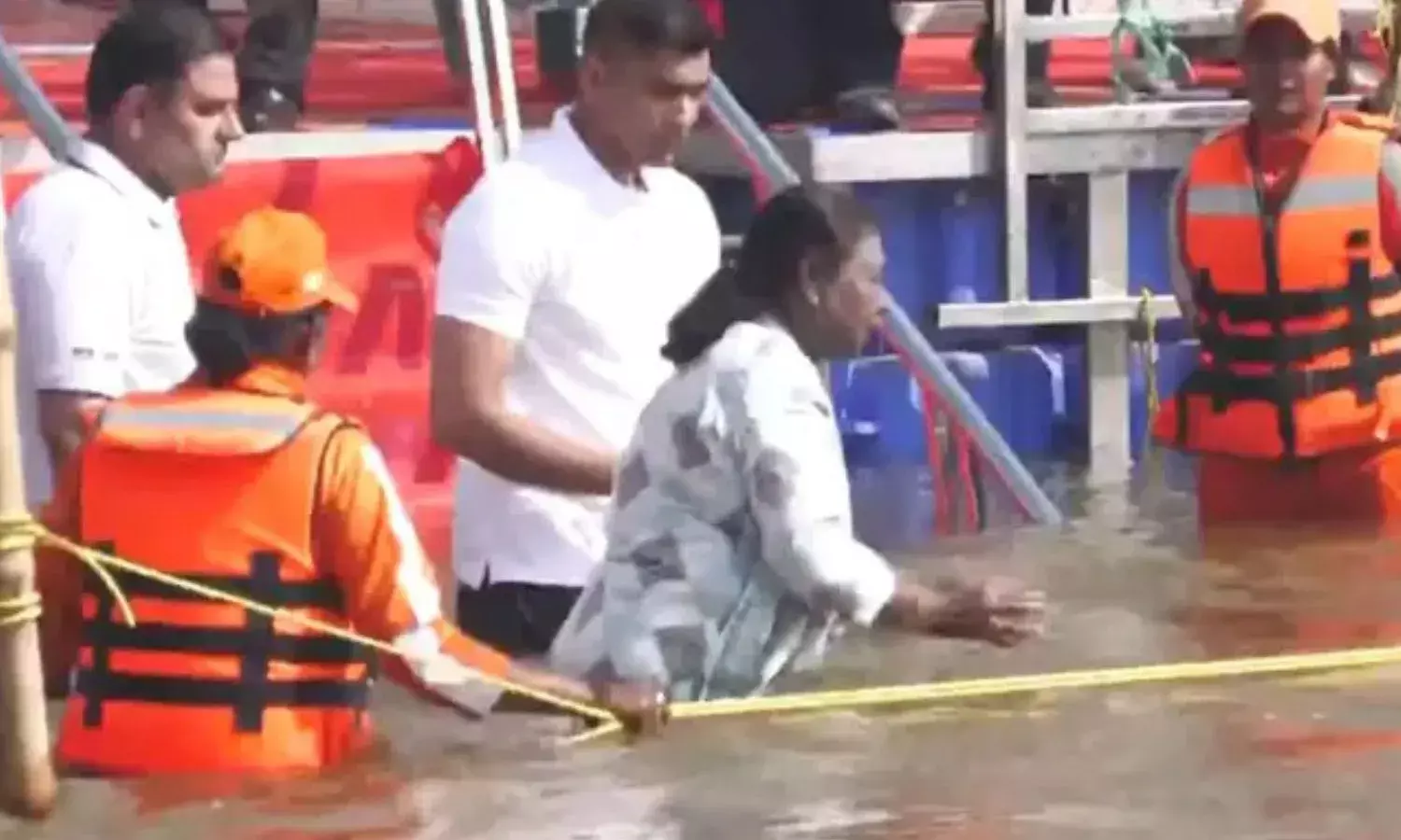 राष्ट्रपति द्रौपदी मुर्मू ने संगम स्नान के बाद की गंगा आरती