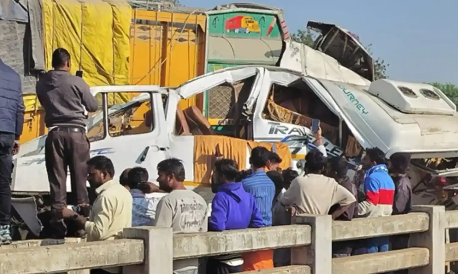 ट्रैवलर और ट्रक के बीच भिड़ंत, महाकुंभ से लौट रहे सात लोगों की मौत