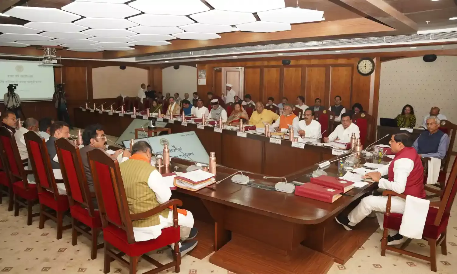 कैबिनेट बैठक में 7 नई निवेश नीतियों पर लगी मुहर…