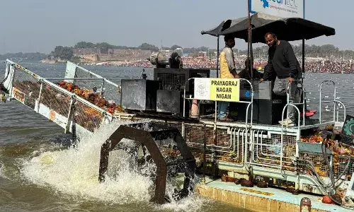 हर दिन गंगा-यमुना से ट्रैश स्कीमर निकाल रही 10-15 टन कचरा…