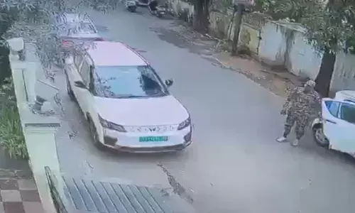 आर्मी ड्रेस में आए डकैतों ने घरवालों को बंधक बनाया और दिनदहाड़े लूट लिए 50 लाख