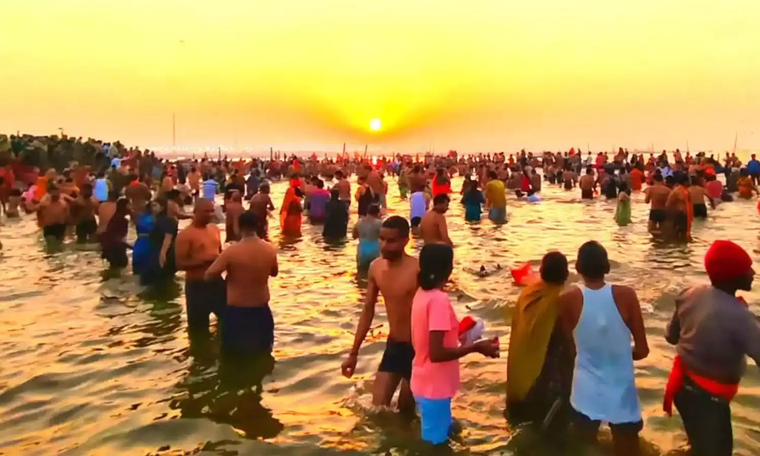 त्रिवेणी संगम पर पवित्र स्नान के लिए उमड़ी भारी भीड़; CM योगी कर रहे माघ पूर्णिमा पर मॉनिटरिंग