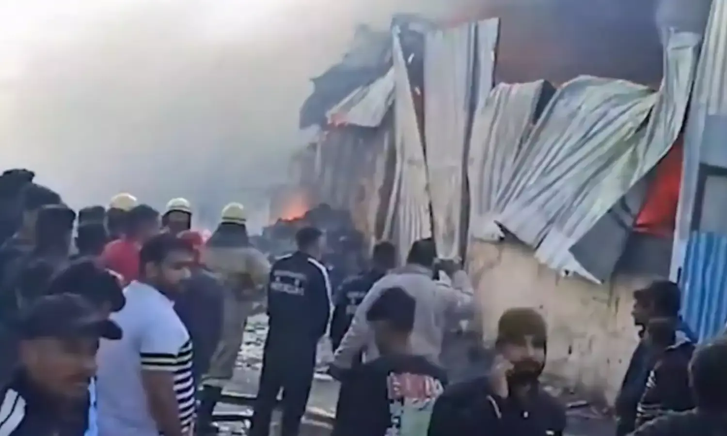 इंदौर की प्लास्टिक फैक्ट्री में आग, चारों ओर मची अफरा - तफरी, फायर ब्रिगेड ने संभाला मोर्चा इंदौर की प्लास्टिक फैक्ट्री में आग, चारों ओर मची अफरा - तफरी, फायर ब्रिगेड ने संभाला मोर्चा