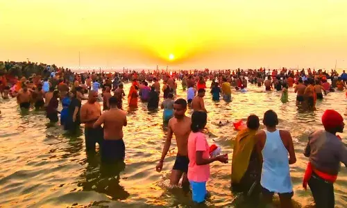 त्रिवेणी संगम पर पवित्र स्नान के लिए उमड़ी भारी भीड़; CM योगी कर रहे माघ पूर्णिमा पर मॉनिटरिंग