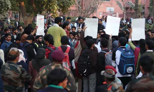 जामिया मिलिया इस्लामिया विश्वविद्यालय के कई छात्र पुलिस हिरासत में, तीन दिन से हो रहा था प्रदर्शन