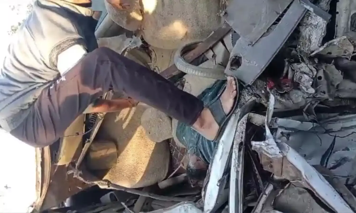 परीक्षा देने जा रहे युवक की मौत, बहन गंभीर घायल; बस सवार 8 यात्री भी घायल…