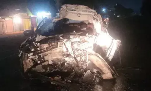 ट्रक से टकराई कार, तीन दोस्तों की मौत, एक गंभीर घायल