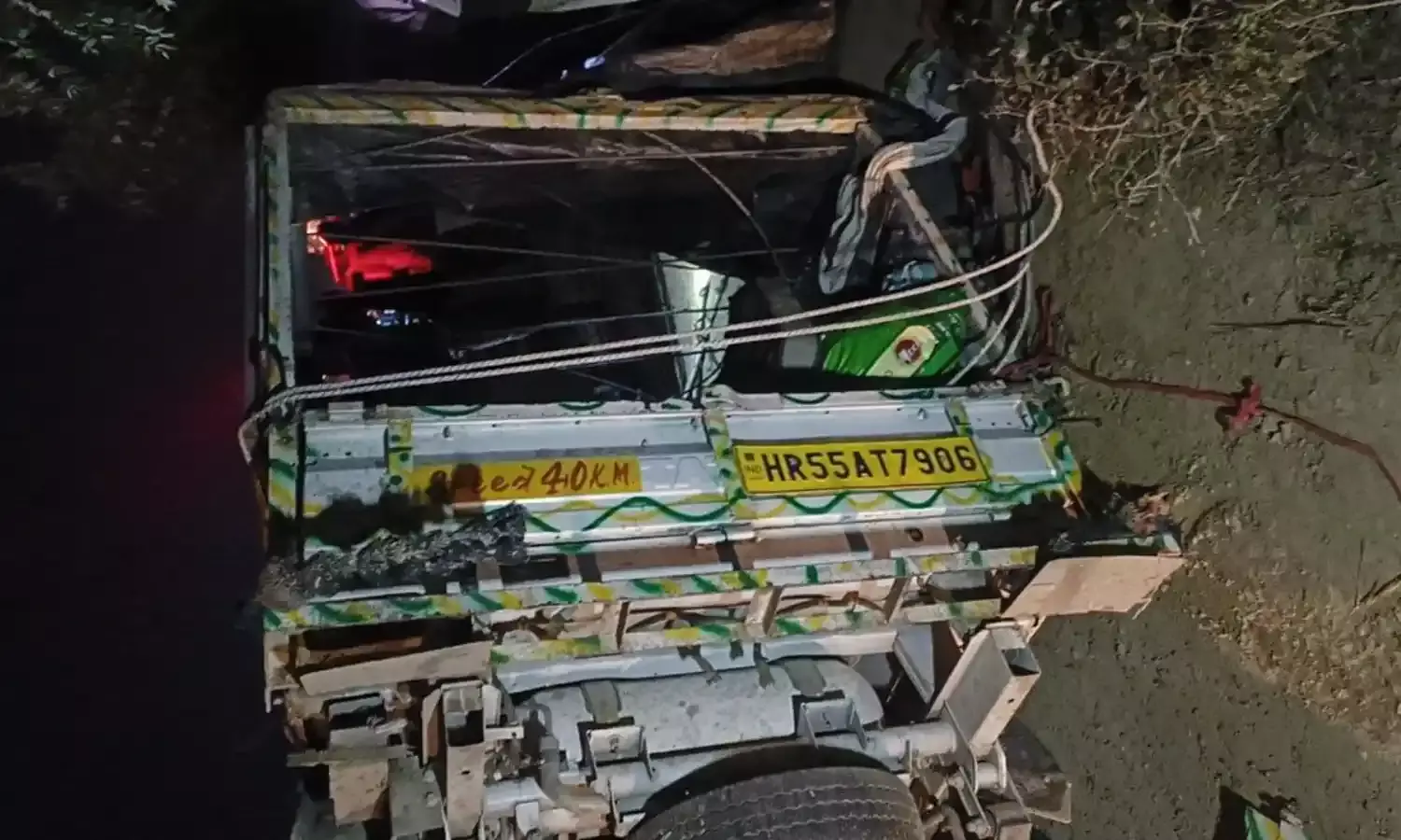 ट्रक की टक्कर के बाद पलटी मैजिक, तीन महिलाओं समेत 4 लोगों की मौत, 16 घायल…