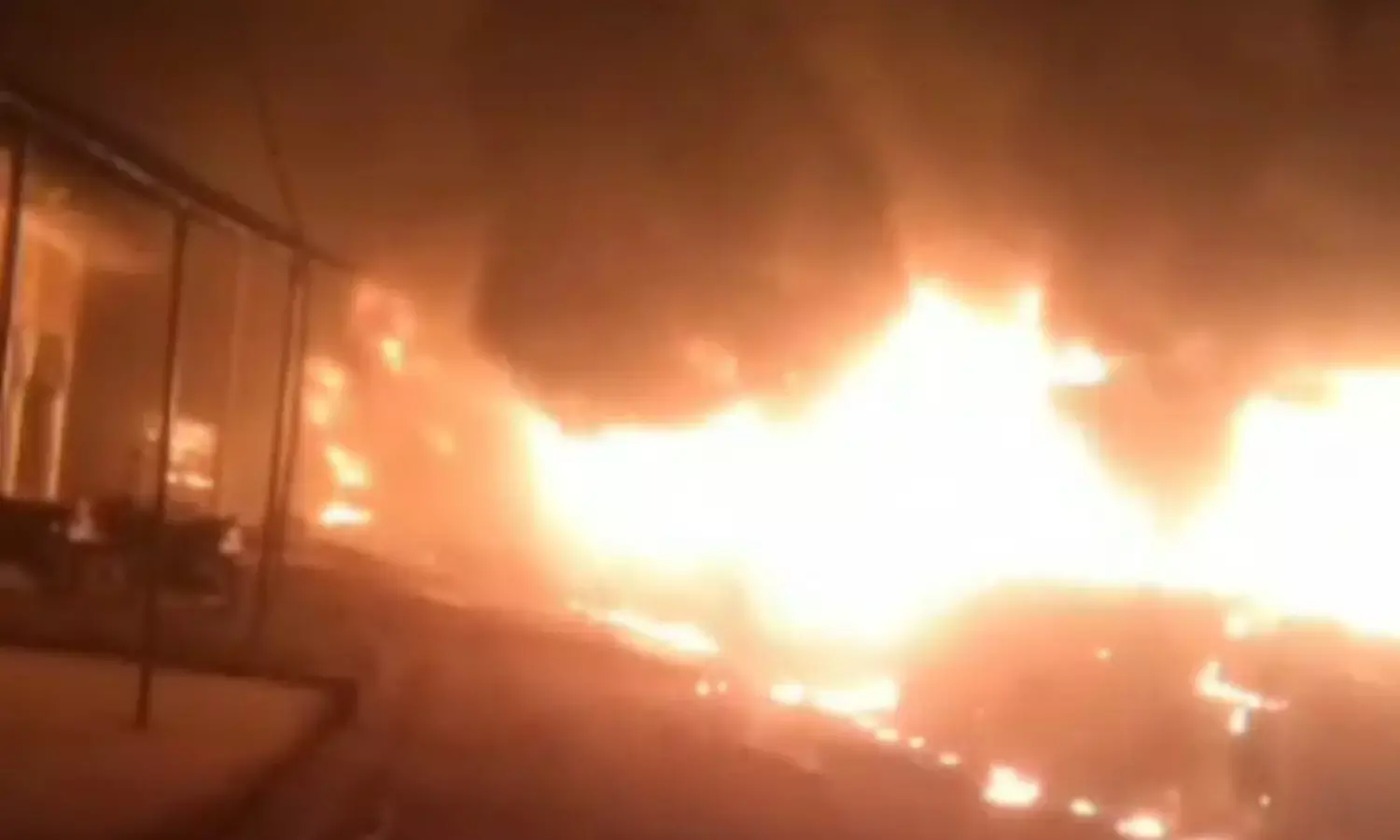 दो युवकों की मौत से गुस्साए ग्रामीणों ने छह ट्रक, तीन बसों को लगाई आग, अमिलिया खदान के पास ट्रेलर ने बाइक सवारों को मारी थी ठोकर… दो युवकों की मौत से गुस्साए ग्रामीणों ने छह ट्रक, तीन बसों को लगाई आग, अमिलिया खदान के पास ट्रेलर ने बाइक सवारों को मारी थी ठोकर…