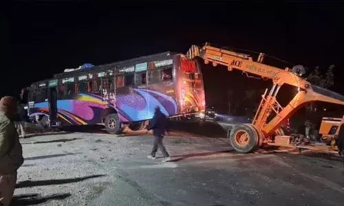 महाकुंभ आ रही बोलेरो और बस की टक्कर, 10 श्रद्धालुओं की मौत, 19 घायल