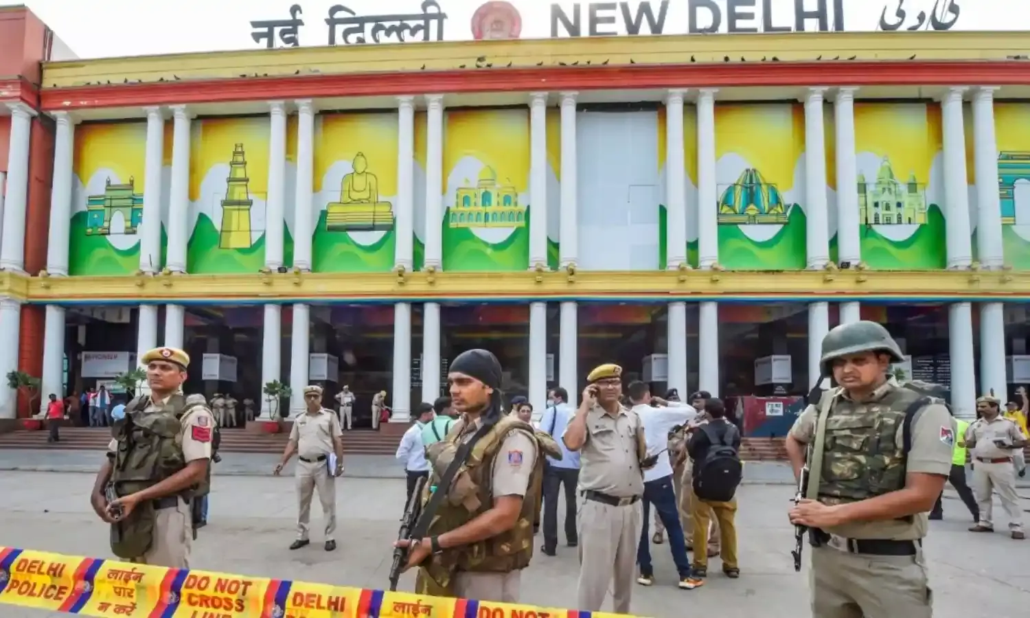 नई दिल्ली रेलवे स्टेशन पर भारी भीड़ से मची अफरा-तफरी, घुटन के कारण कई लोग बेहोश