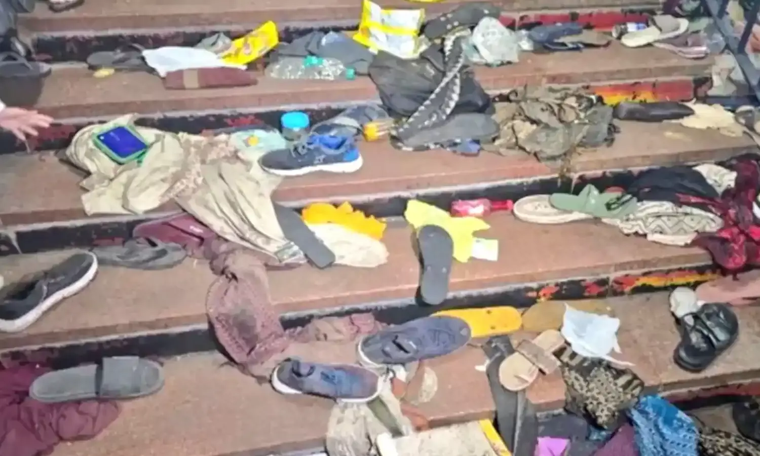 दिल्ली रेलवे स्टेशन पर हुई भगदड़ के बाद राहुल गांधी ने सरकार पर उठाए सवाल