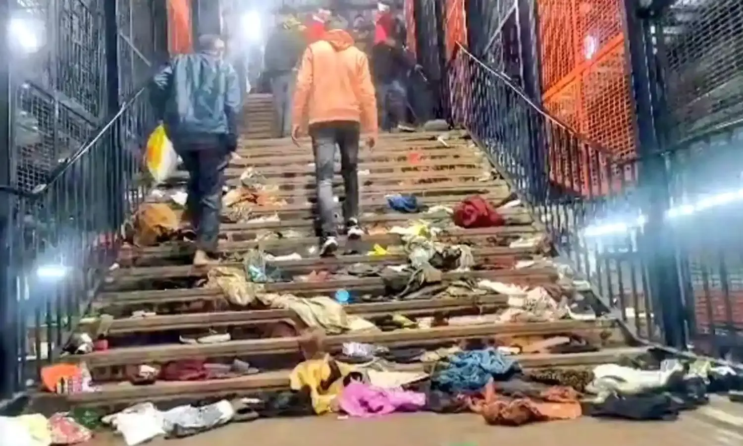 दो ट्रेनों के एक ही नाम से कंफ्यूज हुए थे यात्री, दिल्ली पुलिस ने बताया स्टेशन पर भगदड़ का सच