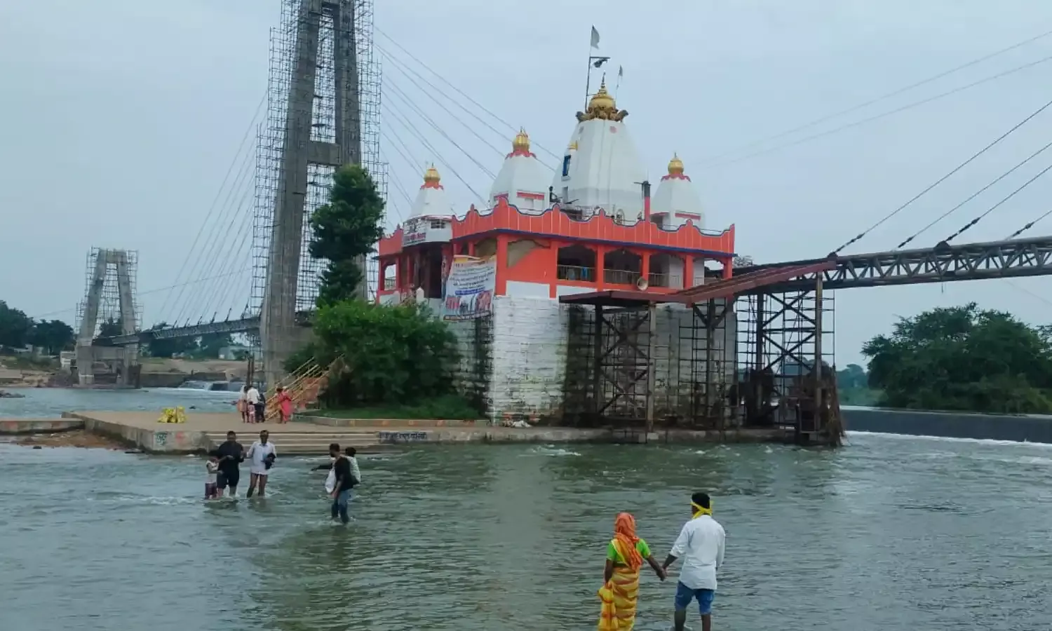 सदियों से श्रद्धालुओं के लिए आस्था का है केंद्र, खारून नदी के बीच निर्मित सांस्कृतिक धरोहर