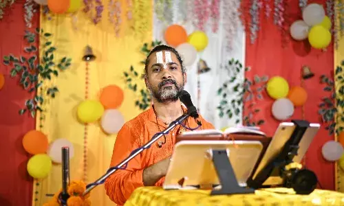 ट्राइपॉड, वायरलेस माइक लिए युवाओं के साथ कर रहे लाइव इंटरैक्शन