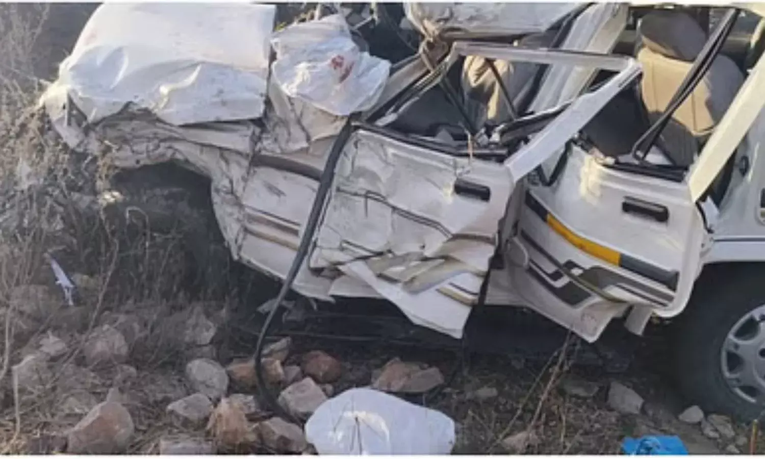 सीधी में 14 फ़ीट गहरी खाई में गिरी बोलेरो, चार लोगों की मौत, कई गंभीर