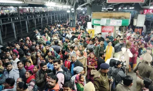सरकार रेलवे स्टेशनों पर बनाएगी होल्डिंग जोन, भीड़ नियंत्रण के लिए AI का भी होगा इस्तेमाल