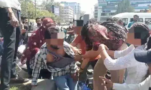 पति को तलाक, बॉयफ्रेंड से धोखा, दुष्कर्म का आरोप, फिर जेल से छूटते ही सड़कों पर मारपीट