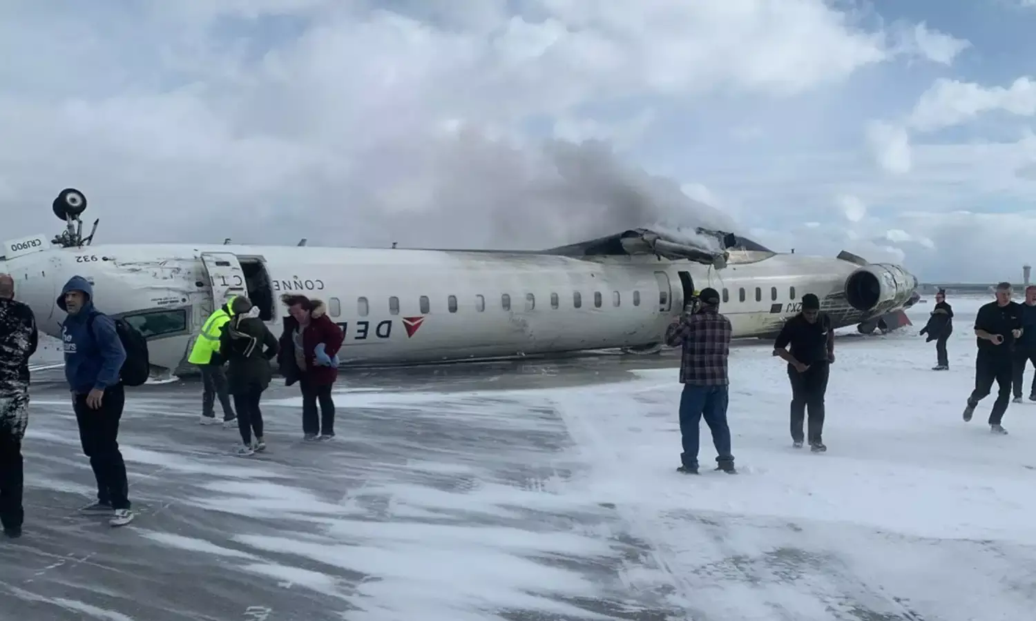 फिर प्लेन हादसा... कनाडा के टोरंटो एयरपोर्ट पर डेल्टा एयरलाइंस पलटा