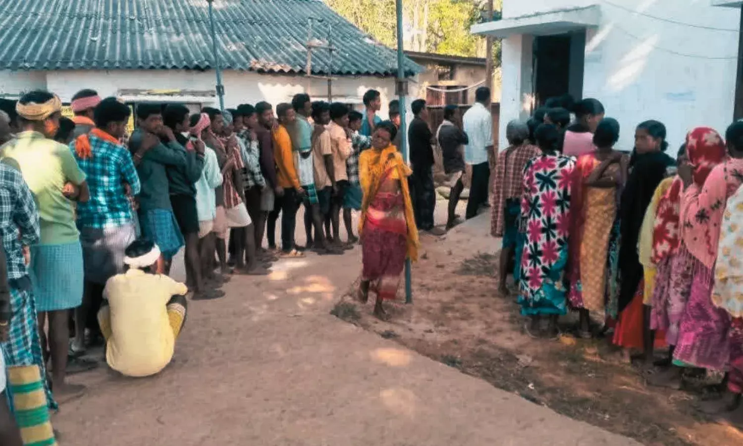 दूसरे चरण में मतदान की शुरुआत, सुबह से पोलिंग बूथों में लगी कतारें