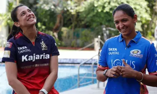 जीत की हैट्रिक के इरादे से उतरेगी RCB, हरमनप्रीत की MI से होगी टक्कर