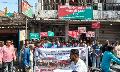 भोपाल के अशोका गार्डन में महिलाओं की मांग, सुरक्षा नहीं...शराब के ठेके हटवा दो