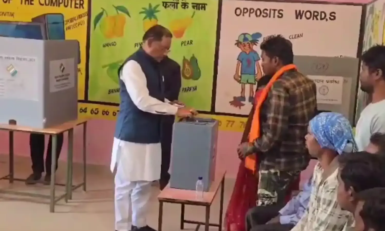 मुख्यमंत्री विष्णुदेव साय ने त्रिस्तरीय पंचायत चुनाव के तीसरे चरण में किया वोट, परिवार के साथ ली सेल्फी मुख्यमंत्री विष्णुदेव साय ने त्रिस्तरीय पंचायत चुनाव के तीसरे चरण में किया वोट, परिवार के साथ ली सेल्फी