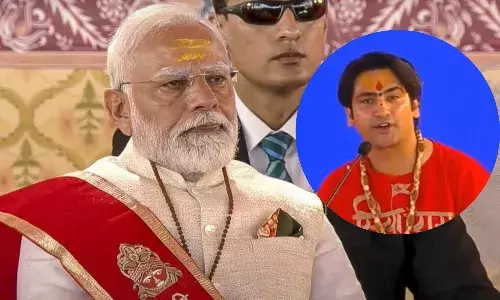 मंच पर बैठे पीएम मोदी के सामने पंडित धीरेन्द्र शास्त्री ने कहा - भारत में मिलना चाहता है पाकिस्तान