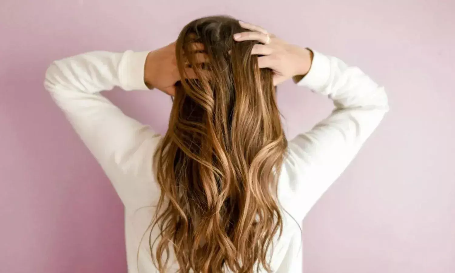 बदलते मौसम में ज्यादा झड़ रहे हैं बाल? अपनाएं ये असरदार टिप्स