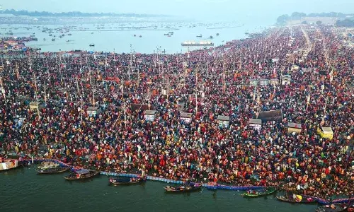 प्रयागराज में भक्तों की भारी भीड़, 26 फरवरी को समापन से पहले संगम में स्नान के लिए आए लोग