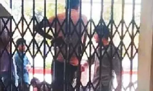 होलकर साइंस कॉलेज में पोस्टर हटाने पर विवाद, स्टूडेंट्स ने 150 प्रोफेसर्स को बनाया बंधक