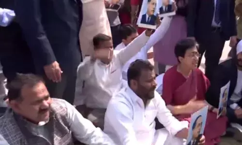 दिल्ली विधानसभा में बवाल, CAG रिपोर्ट पेश होने से पहले अतिशी समेत AAP के सभी 22 विधायक निलंबित