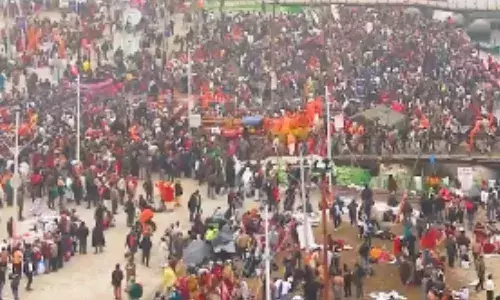 Maha Kumbh में उमड़ी भक्तों की भीड़, आज महाशिवरात्रि के दिन समाप्त हो जाएगा 144 साल बाद आया महाकुंभ