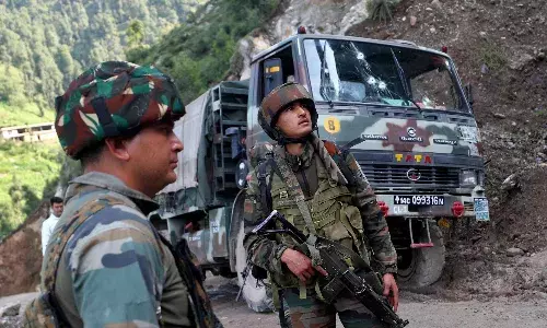 जम्मू - कश्मीर के राजौरी में सेना की गाड़ी पर आतंकियों ने किया हमला