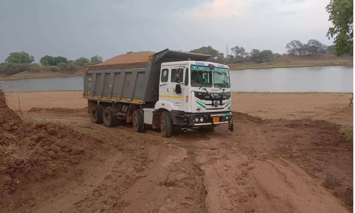 शिवनाथ नदी में रेत का अवैध खनन, माफिया एनजीटी के नियमों की उड़ा रहे धज्जियां शिवनाथ नदी में रेत का अवैध खनन, माफिया एनजीटी के नियमों की उड़ा रहे धज्जियां