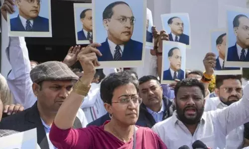 AAP विधायकों को सदन में जाने से रोका, आतिशी का प्रदर्शन – शराब नीति पर CAG रिपोर्ट ने खोली पोल…