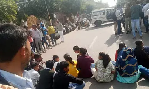 ग्वालियर में दसवीं के पेपर में बवाल , परीक्षा हॉल में न घुसने देने से गुस्साई छात्राएं धरने पर बैठीं