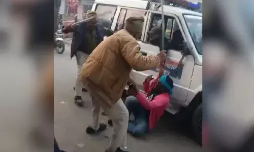 सड़क पर घसीटकर पुलिस ने आदिवासी युवक पर बरसाये डंडे, कारवाई में 4 सस्पेंड