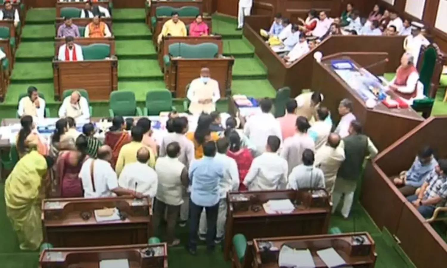 पीसीसी चीफ दीपक बैज की रेकी पर सदन में विपक्ष का हंगामा, गर्भगृह में उतरकर की नारेबाजी